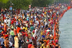 Huge crowds at India’s Kumbh festival as coronavirus pandemic surges