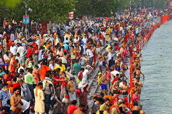 Huge crowds at India’s Kumbh festival as coronavirus pandemic surges