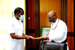 Okowa condoles with Itsekiris over demise of Olu of Warri