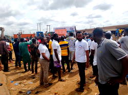 Gridlock as commuters block Benin-Warri federal road