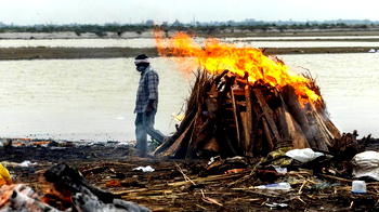 Covid panic as some 40 bodies wash up on banks of Indian river