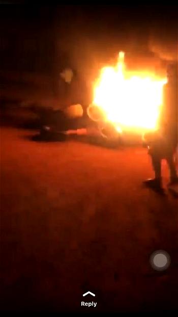 VIDEOS: Tension in Osogbo as youths resist alleged EFCC operatives arrest, set bonfire