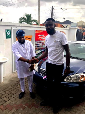 OldEnglish boss, Akogun Lanre Alfred rewards staff with Car gift