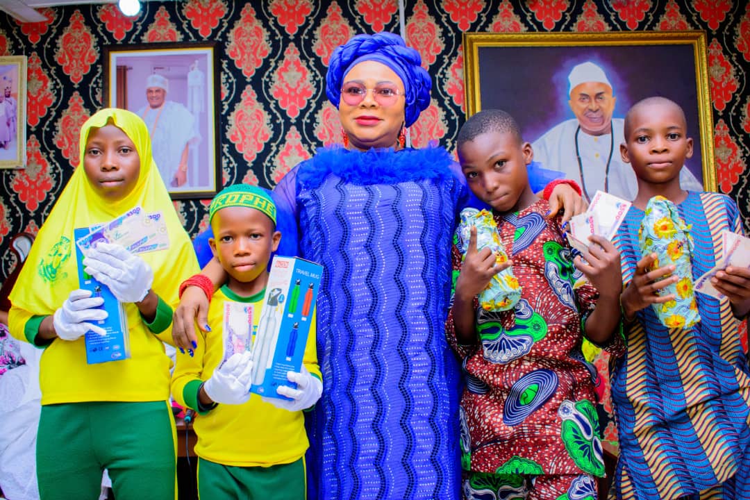 Children's Day: Olori Janet Afolabi hosts 400 Apomu children [PHOTOS ...