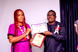 Emmanuel Smart wins Nigerian Landmark Achiever Merit Award