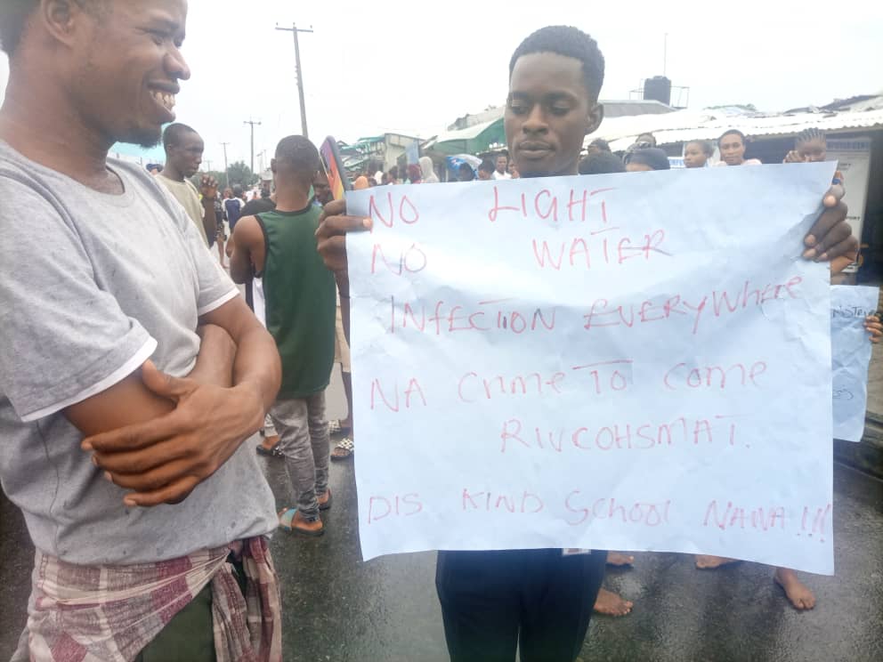 PHOTOS: Rivers health school students shut PH road over failed ...