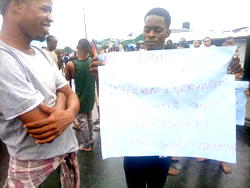 PHOTOS: Rivers health school students shut PH road over failed amenities, lost accreditations