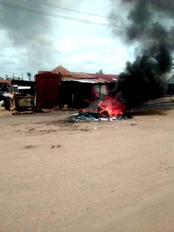 GRAPHIC: Mob set suspected motorcycle thief ablaze in Makurdi