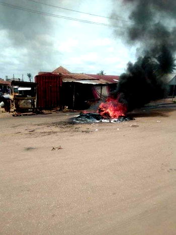 GRAPHIC: Mob set suspected motorcycle thief ablaze in Makurdi