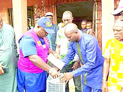 Rotary Club of Ovwian donate street lights to Ovworhokpokpor community