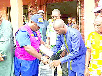 Rotary Club of Ovwian donate street lights to Ovworhokpokpor community