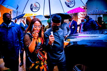 Reactions as more photos of Osinbajo holding own umbrella go viral