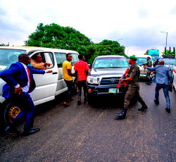 Sanwo-Olu nabs gang of traffic robbers in act at Ojota