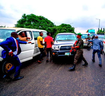 Sanwo-Olu nabs gang of traffic robbers in act at Ojota