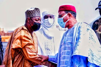 Refugees: Borno Governor meets Nigerien President Bazoum in Diffa