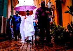 Reactions as more photos of Osinbajo holding own umbrella goes viral
