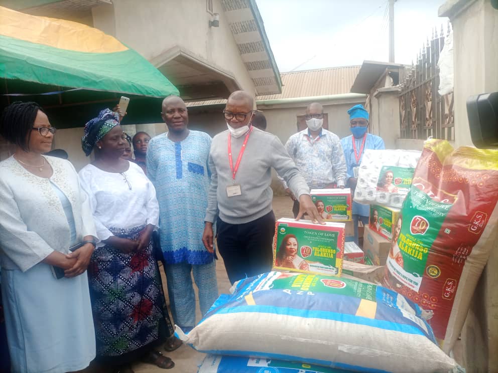 Alakija @70: Uniosun donates food items, toiletries to orphanages ...