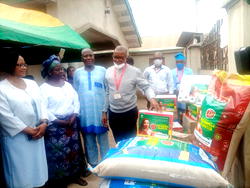 Alakija @70: Uniosun donates food items, toiletries to orphanages, widow centres