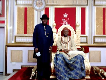 BREAKING: Ex-President Goodluck Jonathan pays homage to Olu of Warri, Ogiame Atuwatse III [PHOTOS]
