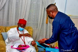 Anambra 2021: Accord Party candidate, Maduka visits Obi of Onitsha, gets royal blessings