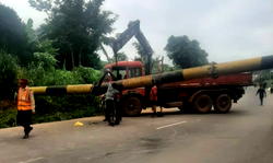 Enugu govt alerts motorists to road barrier damaged by vehicles involved in accident along Milliken Hill