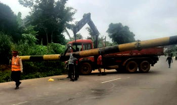 Enugu govt alerts motorists to road barrier damaged by vehicles involved in accident along Milliken Hill