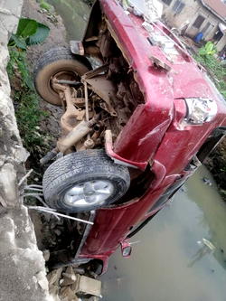 10 persons escape death as SUV plunges into Magodo Canal in Lagos