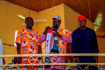 Hundreds of APGA members decamp to PDP in Orumba South, Orumba North, declare support for Valentine Ozigbo