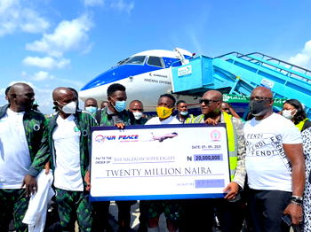 Air Peace boss fulfills cash promise to Super Eagles, harps on unity