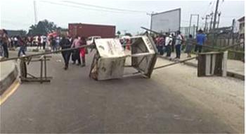 Just In: 5 feared dead as armed robbers barricade East/West Road