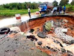 Ondo Youths protest collapse of Benin-Akure highway
