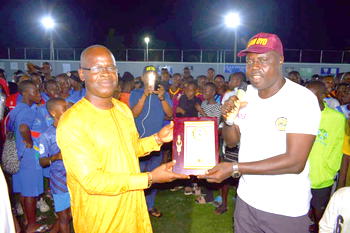 Chief Dotun Sanusi receives sports award