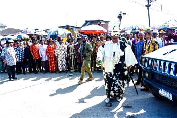 King Appolus Chu performs burial rites on traditional ruler of Aluejor