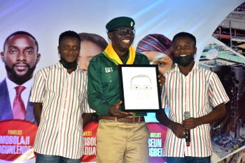 Sanwo-Olu receives funny photo, promises to boost youths’ creativity