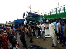 Many escape death as 2 trucks collide in Ogbomosho [Photos]