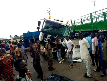 Many escape death as 2 trucks collide in Ogbomosho [Photos]