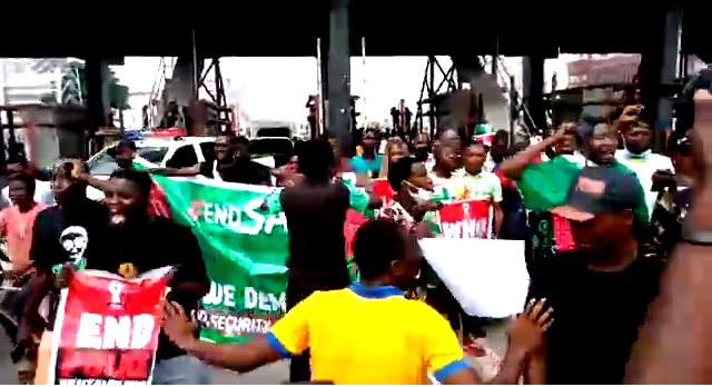 #EndSARS: Protesters Fight Over Money At Lekki Tollgate