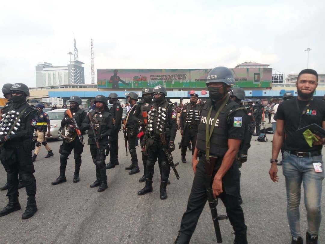 Photos: Moment police arrive Lekki Tollgate to disperse Endsars protesters