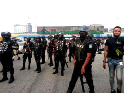 Photos: Moment police arrive Lekki Tollgate to disperse Endsars protesters