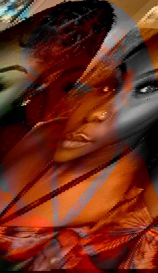 King Tea sets to sign female singer, Ebai to label, praises her talent