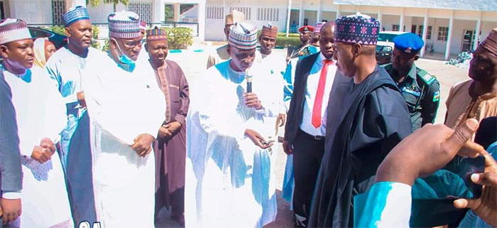 Mt Monguno presenting keys of the brand new 18-seater buses he donated to Fedpoly Monguno. Zulum receiving the keys for onward presentation to the Rector, Professor Mohammed Garba at the government house, Maiduguri on Thursday.