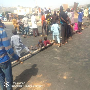 Children mount roadblock on Bauchi-Jos road to protest eviction by Army