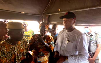 Aderinokun fulfills financial promise to Lafenwa fire victims