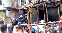 BREAKING: Goods worth millions of naira burnt to ashes as fire razes Balogun market