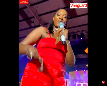 VIDEO: Fan gives Tems $1 during show, she throws it right back