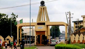 Ibadan Poly students block secretariat road over increase in hostel ‘refusal fee’