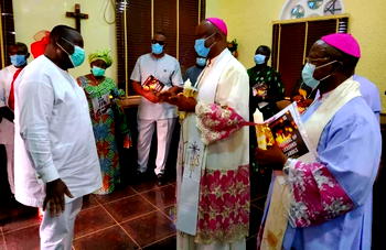 Ugwuanyi attends Festival of Nine Lessons at Holy Ghost Cathedral, Enugu