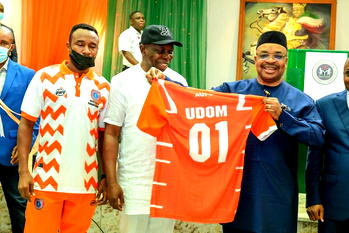 Excitement as A’Ibom Governor splashes gifts on victorious Akwa United Players, Coaches for winning NFPL 2020/2021season