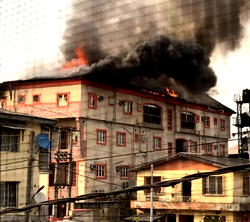 BREAKING: 3-Storey building on fire in Surulere, Lagos