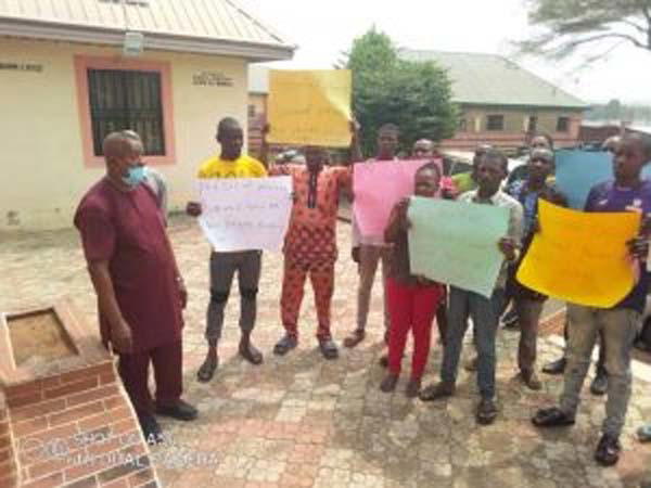 Onitsha traders protest illegal shops construction